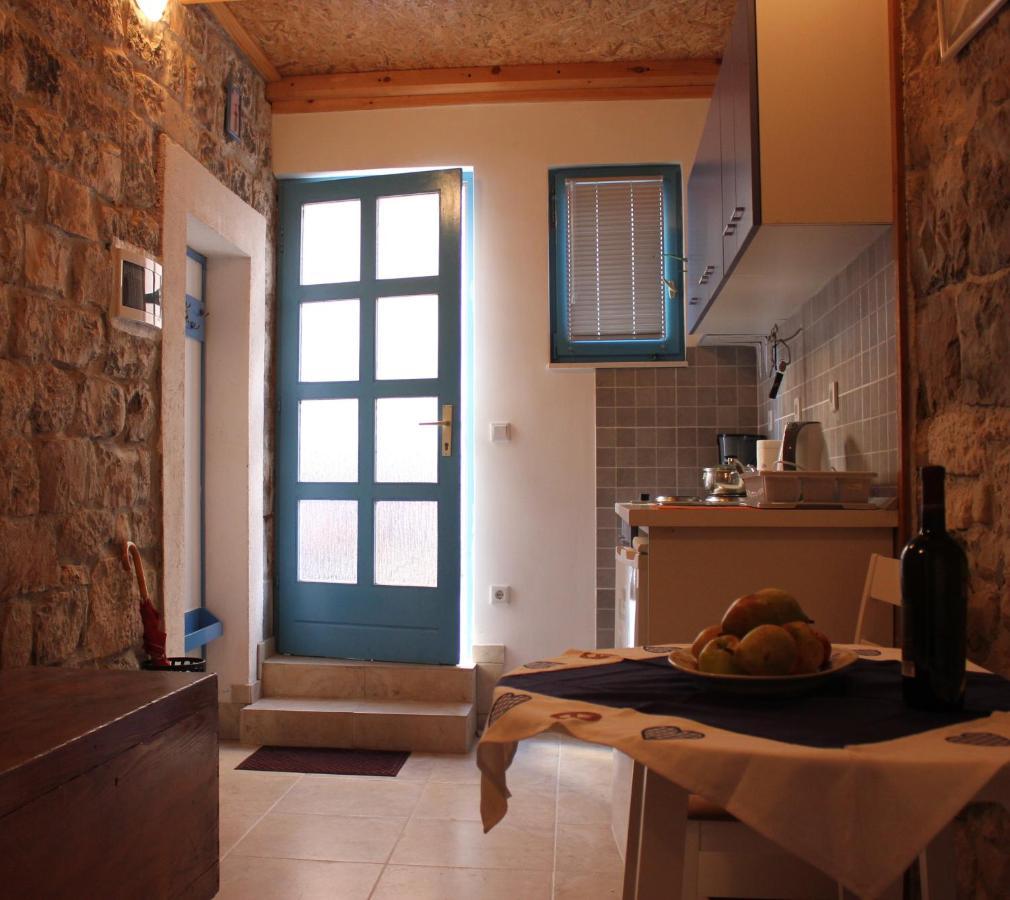 Lira - studio apartment Traù Esterno foto