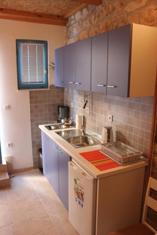 Lira - studio apartment Traù Esterno foto