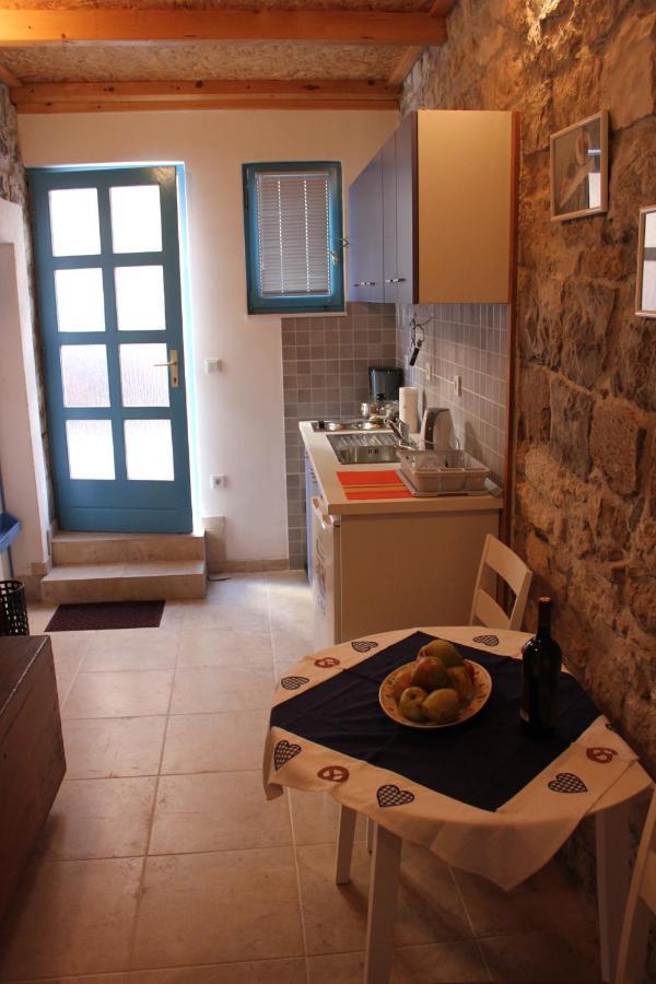 Lira - studio apartment Traù Esterno foto