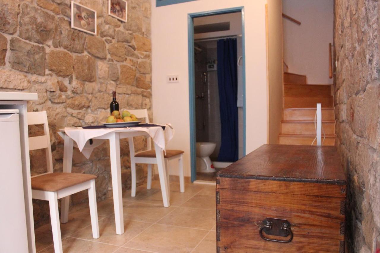 Lira - studio apartment Traù Esterno foto